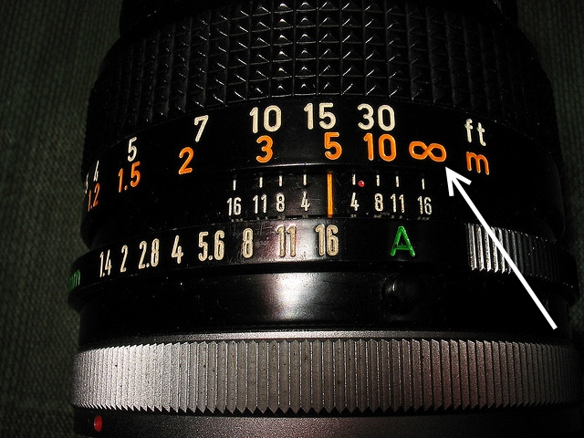 Mark of infinity on a lens